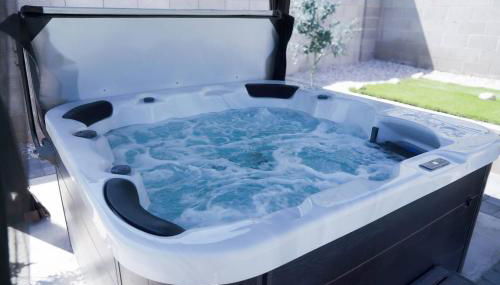 Enchanting Garden with Luxe Jacuzzi Spacious Yard - Foto 3