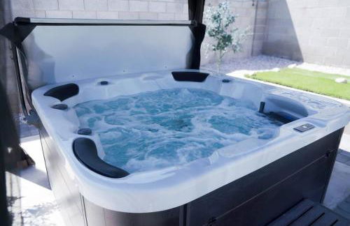 Enchanting Garden with Luxe Jacuzzi Spacious Yard - Foto 3