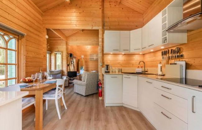 Host Stay Violet Lodge - Photo 2