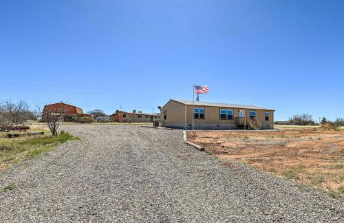 Desert Escape Off I-10 with Over 1 Enclosed Acre! - Foto 27