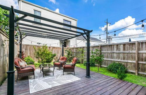Spacious Loft-Style 3BR Townhouse by Hosteeva - Photo 4