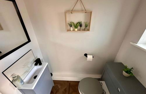 Stunning 4 Bedroom, Sleeps 9, Centre Of Telford - Photo 6