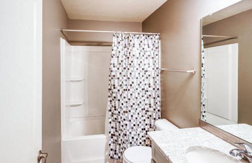 4 Mi to Offutt AFB - Family Home in Omaha Suburbs! - Foto 16