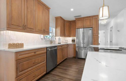 Bayside Hideaway! Private pool with water view and canal side dock! Available for Summer! - Foto 16