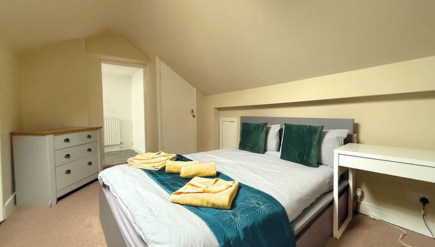 Spacious 6BR Property with Parking - Foto 3, Habitación