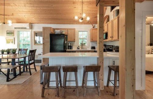 Riverfront Cabin in Crumpler-- Sleeps 6, 30 Mins to West Jefferson - Foto 11