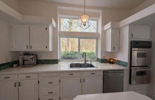 Lux Lakefront Estate, Sandy Beach, Hot Tub, Sauna, Dock, Treehouse & Deck - Foto 10