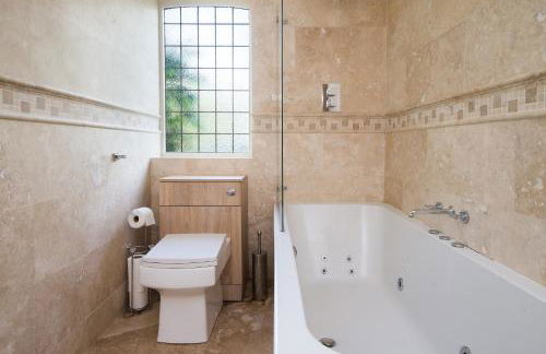 Deluxe 4 or 5 Bed House with Hot Tub, Cinema Room Sleeps 15 - Foto 19