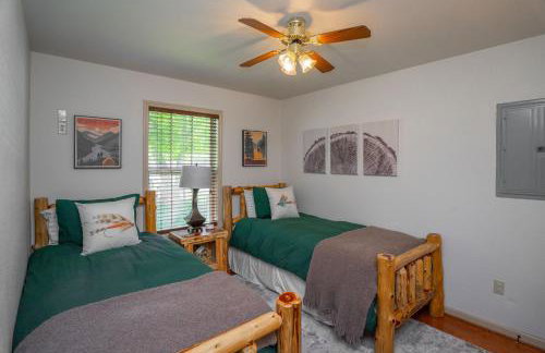 Riverfront Little Red Cabin, Hot Tub, World-class Trout Fishing, Views & Boat Access - Photo 10