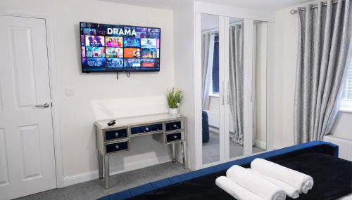 Spacious 4 Bedroom House in Milton Keynes for Families, Groups and Contractors - Foto 4, towels, wardrobe