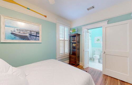 Charleston-style cottage w/ lovely decks, steps to the beach & pools - Foto 13