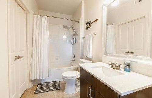 The Treehouse Spacious & Fun 2BR Retreat in the Heart of the Domain - Foto 22