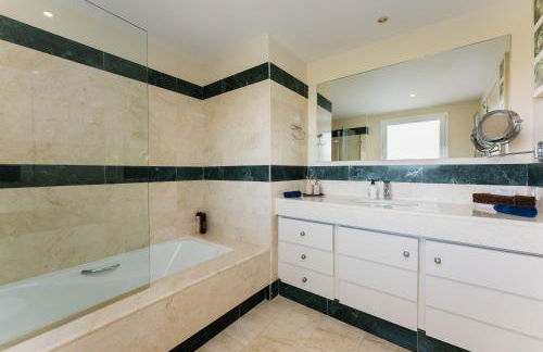 Luxury Beachfront Penthouse Marbella - heated pool & seaviews - Photo 18