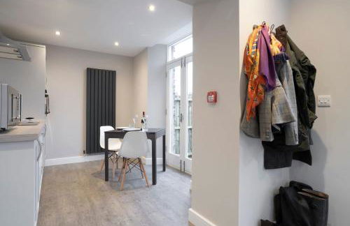 The Hideaway with Cosy Fireplace by LetMeStay - Foto 14