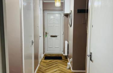 Luxury 2-Bed Apartment,Office with Built-In TV King Bed, Private Entrance and free Parking - Foto 17