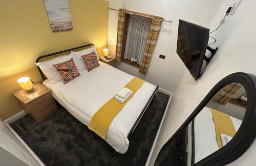 Minstead Houses 5 Bedroom Large House inc 3 Twin Rooms B24 just off M6-J6 Free Parking Driveway 2 Showers Bath 2 WCs Fast Wi-Fi Garden Airport NEC Contractor HS2 Teams Weekly Stays Welcomed Best-in-Class - Foto 5