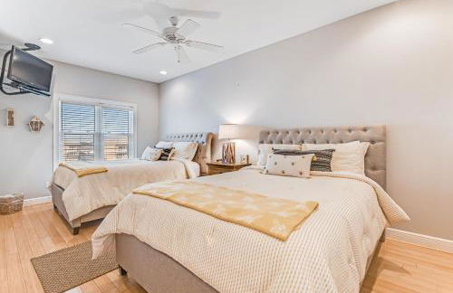 Dog-friendly beachfront dream with a wet bar & two furnished balconies - Foto 24