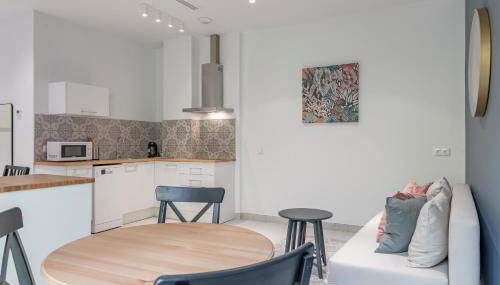 Chic & Comfortable Apartment, Private Terrace - Photo 4