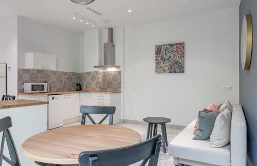 Chic & Comfortable Apartment, Private Terrace - Photo 4