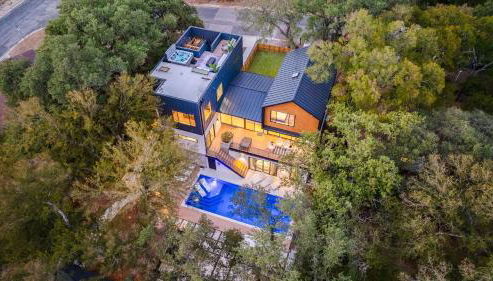 Modern Oasis w Pool Hot Tub Rooftop Deck Home Theater Mariposa Retreat by AvantStay - Foto 2, Other