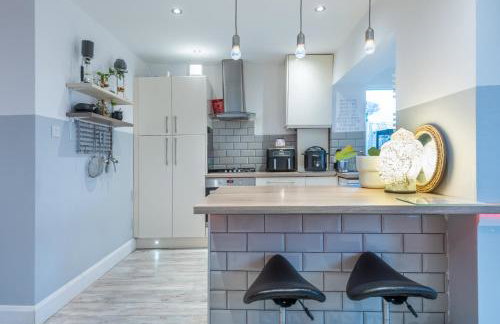 Bright & Stylish 4-Bed Home in the Heart of Morden - Photo 45