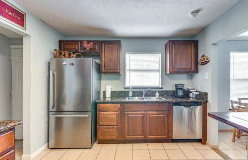 Less Than 1 Mi to Beach! Family-Friendly Galveston Home - Foto 8
