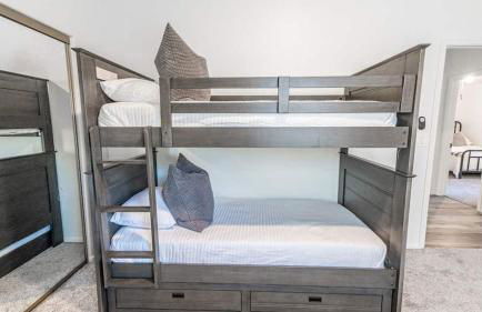 New Listing! Stylish 4 Bdrm W/pool and Game Room - Foto 62