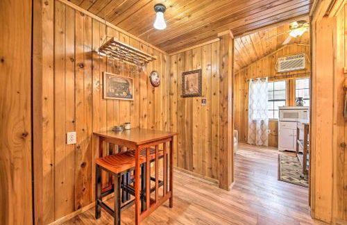 Couples Cabin with Luxury Deck, 1 Mi to Canyon Lake! - Foto 9
