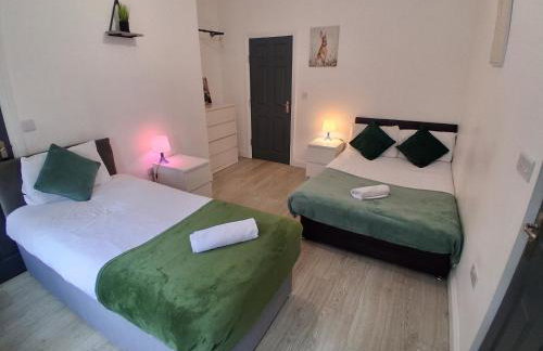 Central Bedford FREE Parking & Private Garden& Conservatory Perfect for large group of people - Foto 3