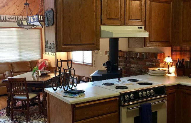 Whispering Pines Cabin Retreat - Foto 10