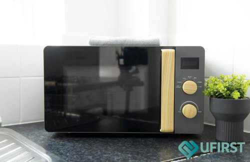 Bright 4 BR Home - Forest Fields - City Centre - Free Parking - WiFi - Close to Forest Rec - Sleeps 8 - Foto 13