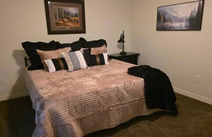 Wasatch Retreat 5 bed 3 5 bath pool table game room - Photo 26