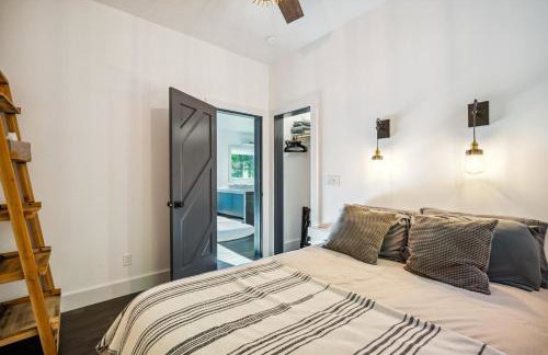 Luxury River Home - Pets Stay Free - Photo 7