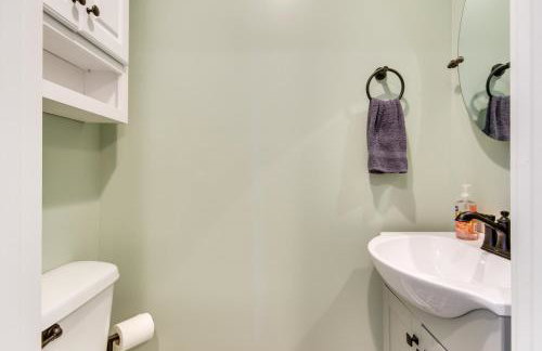 Greenwood Getaway with Furnished Patio and Lake View - Foto 18