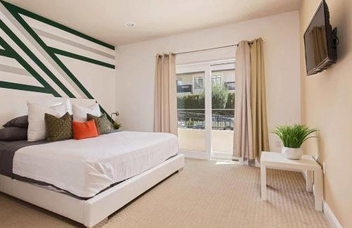 Stylish Home Prime Location with Fireplace & Patio - Foto 7