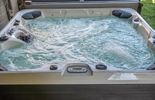 Stunning 5BR Villa Large Hot Tub & Scenic Yard - Foto 63