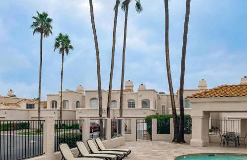 Lake view desert stay with pool, patio, grill, & smart TVs - snowbird-friendly - Foto 23