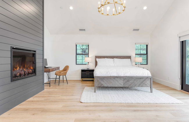 Luxury Retreat, 5mins to the Lake Game Room + Fire Pit Howlite by Avantstay - Foto 1