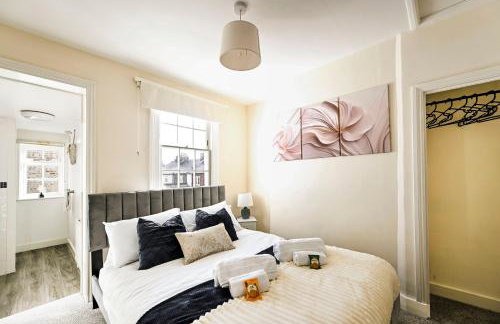 Central Canterbury Gem New Refreshed Decor Sunny Deck Outdoor Furniture FREE Parking 2BR 2BA TOP Location - Foto 39