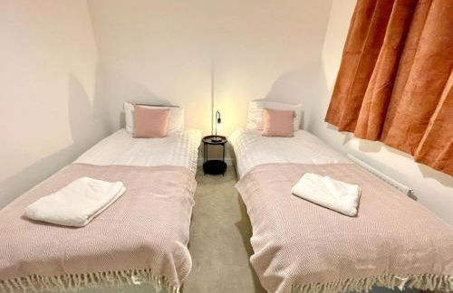 Churchill House 3 Bedroom Sleeps 6 Free Parking - Photo 3