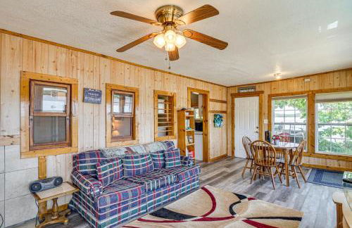 Deck with Covered Dock! Lakefront Ozark Cottage - Foto 4