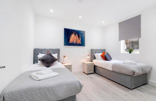 Luxurious 1 Bed Serviced Apartment with Wi-Fi - Photo 57