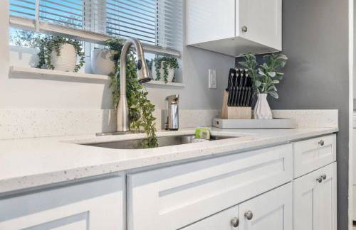 Roxanas 3bed 2bath Home with Modern Interior and BBQ Backyard - Photo 23