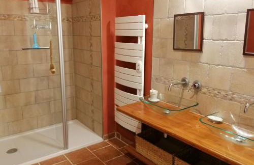 Maison renovee en pierres séjour spacieux avec jardin et terrasse aménagée près Omaha beach & Bayeux à 5mn de la mer tous commerces - Foto 23