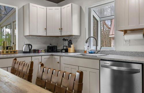 Lakefront Retreat, Mins to Dtown, Firepit, Hot Tub, Pet friendly! - Foto 54