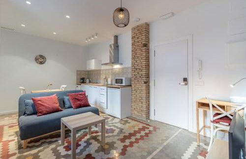 Apt with Antique Floor & lots of Sun Light - Photo 1