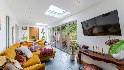 Whimsical Countryside Escape with Sprawling Garden - Foto 2