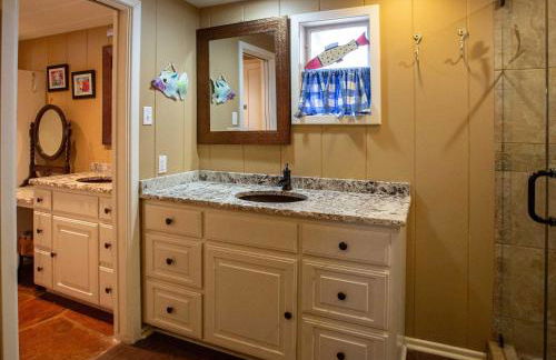 Hill Country Retreat - 1BR Cabin w Nature Views - Photo 9