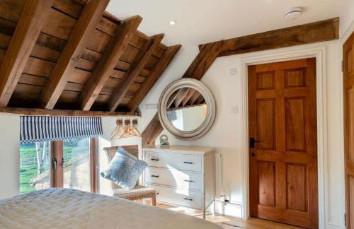 Willowberry Barn - Exclusive Home with Hot Tub - Photo 30