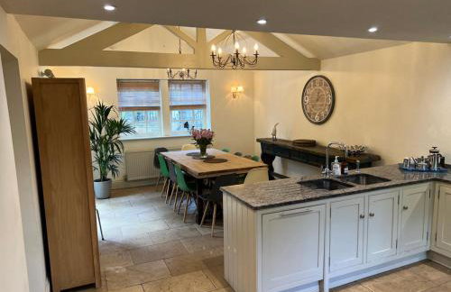 Richmond Hill Cottages, Exclusive 6 bedroom Farm House, Markington with heated pool - Photo 48